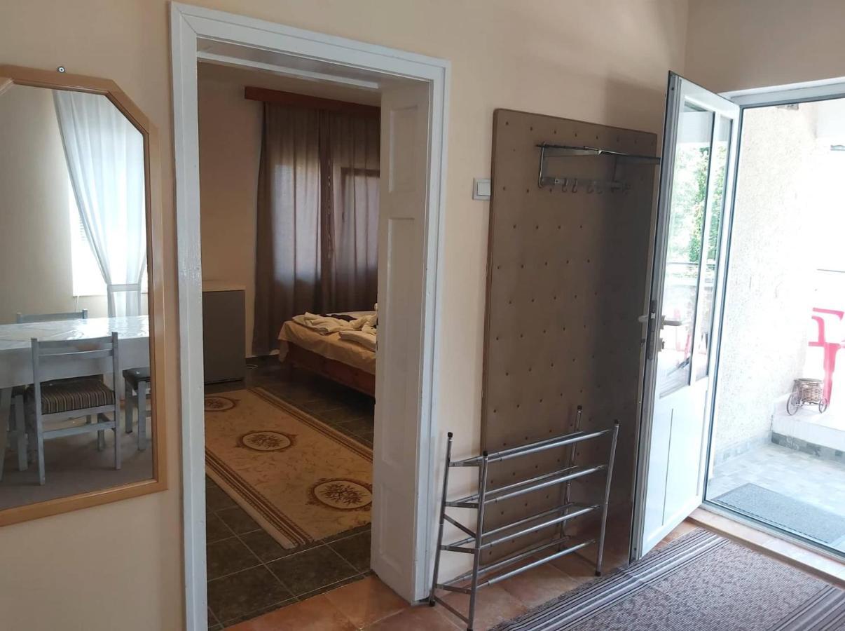 Guest Rooms Grudovi Obzor Exterior photo