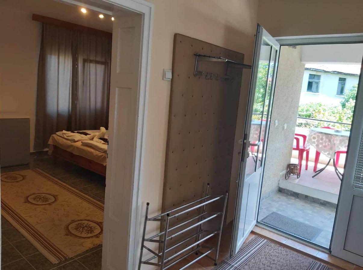 Guest Rooms Grudovi Obzor Exterior photo