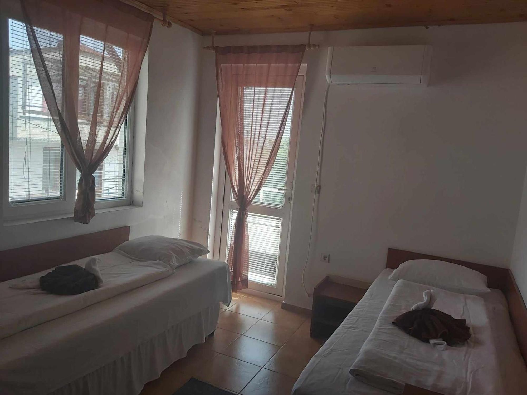 Guest Rooms Grudovi Obzor Exterior photo